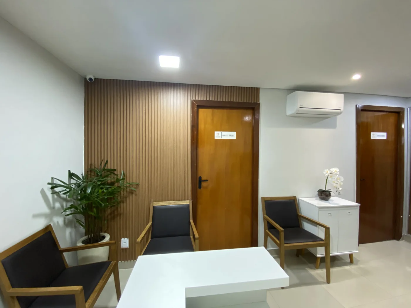 Corredor de acesso aos consultórios do coworking Acurar