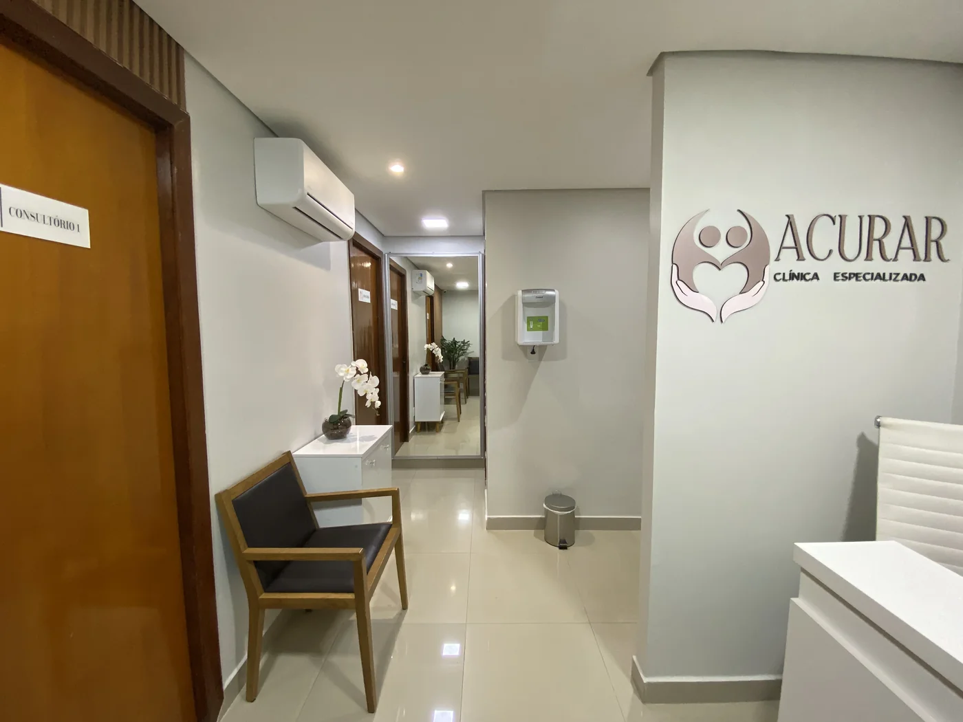 Corredor de acesso com recepção ao fundo no coworking Acurar